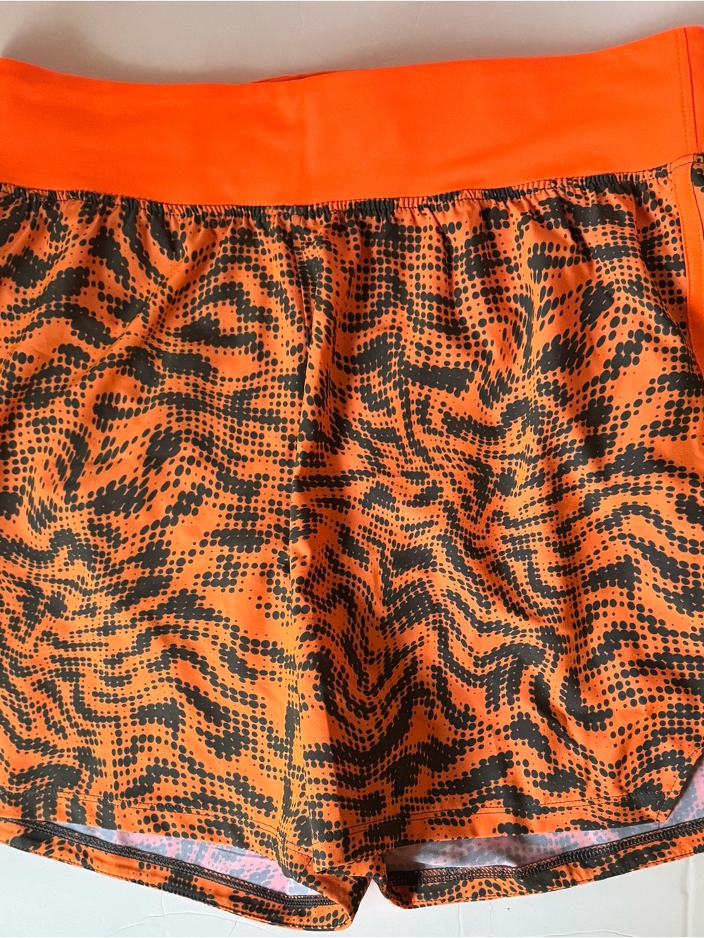 Under Armour Women’s  Medium Lined UA Running Shorts Print Orange Black EUC